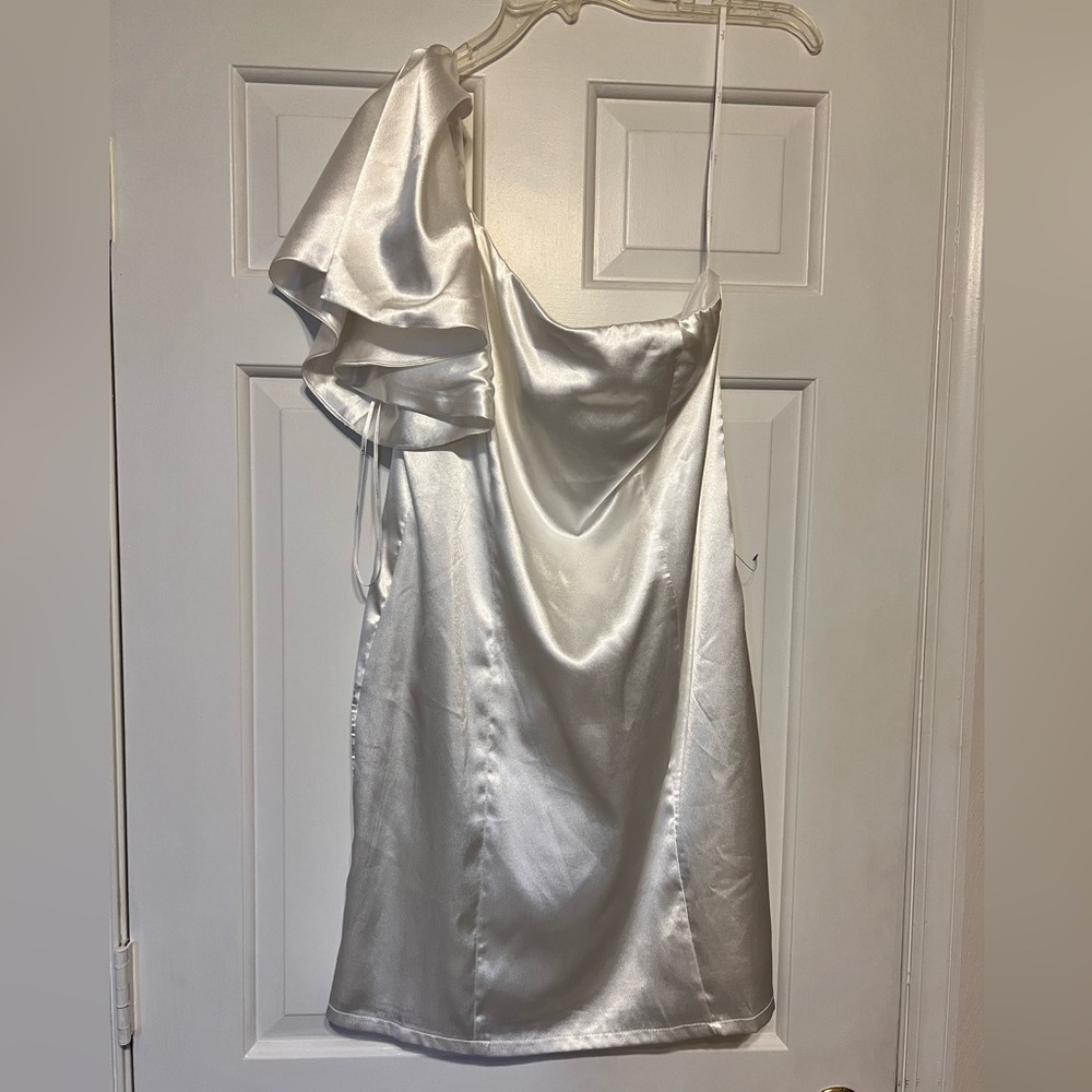 Lulus NEVER WORN one sleeve satin dress!